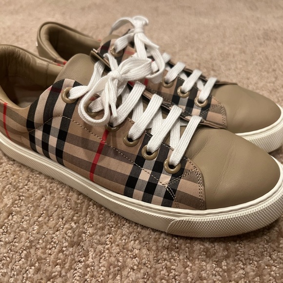 BURBERRY LOW TOP SNEAKERS - Picture 1 of 3